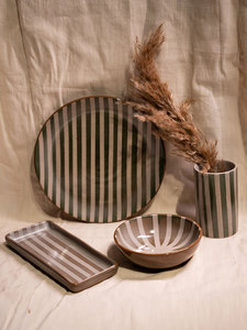 Assiette en céramique artisanale de culture tribale, grès cuite à haute température, motif rayé vert olive, compatible four et micro-ondes, pour desserts et gâteaux - Product Image 3
