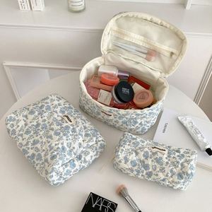 Sac de maquillage matelassé en coton biologique tendance, motif floral, en toile, avec fermeture éclair, pour voyage, marque privée, vente en gros - Product Image 1