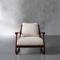 Fauteuil d'appoint moderne en bois massif avec cadre artisanal en cannage et assise rembourrée pour chambre et salon