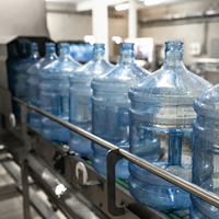 Machine de remplissage et de bouchage automatique 3-en-1 pour bouteilles d'eau minérale pure de 20 L, haute précision, 450 BPH