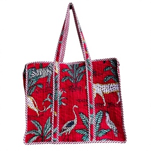 Sac fourre-tout en coton matelassé rouge vif avec un motif safari jungle accrocheur orné de motifs animaux imprimés à la main - Product Image 1
