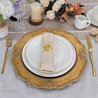 Assiettes rondes dorées en plastique de 13 pouces, à motifs en relief, style antique, pour mariage et réceptions
