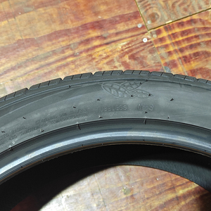 ยางรถยนต์นั่งส่วนบุคคลขนาด 285/35ZR22 พร้อมล้อ  ระยะทางวิ่งไกล  ยึดเกาะถนนได้ดี  ประสบการณ์การขับขี่ที่สะดวกสบาย เหมาะสำหรับครอบครัว  ความเร็วสูง - Product Image 4