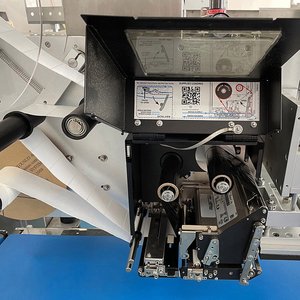 Otomatik yüksek hızlı 2 taraf etiket aplikatör etiket otomatik karton kutu köşe konveyör ile gerçek zamanlı baskı etiketleme makinesi - Product Image 3