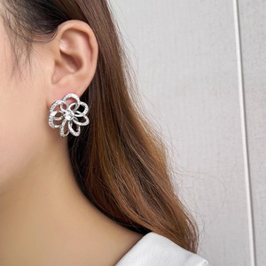 Orecchini a Perno con Motivo Floreale per Donne, Design Elegante Intarsiato, Gioielli per Orecchie alla Moda - Product Image 3