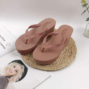 Chanclas de Cuña con Plataforma Alta Personalizadas al por Mayor Último Diseño para Mujer con Tira de PVC y Suela de EVA para Verano - Product Image 3