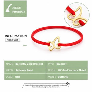 Pulsera de Mariposa con Cordón Rojo y Motivo de Acero Inoxidable en Tono Dorado, Detalle Chapado en Oro de 14K al Vacío - Product Image 3