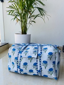 Sacs de voyage matelassés faits main blancs et bleus, grands sacs de voyage en tissu matelassé pour femmes, sacs de plage réutilisables pour la nuit - Product Image 5