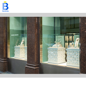 Présentoir à bijoux de luxe avec logo de marque personnalisé, <span class=keywords><strong>colonne</strong></span> métallique intégrée, <span class=keywords><strong>verre</strong></span> verrouillable, présentoir à bijoux de luxe - Product Image 4