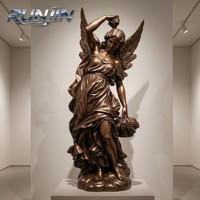 Sculpture d'ange en bronze, finition antique, taille réelle, figure féminine ailée, panier de fruits, art métallique, pour hall d'hôtel, fabrication sur mesure
