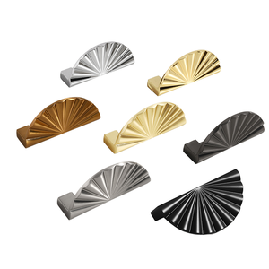 Muestra Gratuita de Manijas de Alta Gama para Puertas de Armario y Guardarropas, Diseño Moderno y Sencillo, en Aleación de Zinc con Acabado Dorado de Lujo, para Herrajes de Cocina - Product Image 1