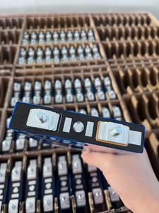 Hochleistungs-6C-3,2V-27AH/30AH prismatische Lithium-Ionen-Batteriezelle LiFePO4 Solarpack mit 3 Jahren Garantie und 3000 Zyklen - Product Image 2