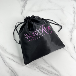 Pochettes en satin noir de qualité supérieure avec impression de logo dégradé - Sacs à cordon personnalisés pour perruques et produits de beauté - Product Image 6