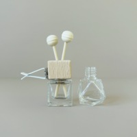 Pendentif diffuseur d'arômes d'huiles essentielles en verre carré de luxe de 8ml, nouvelle bouteille de parfum de voiture, couvercle en bois, désodorisant suspendu