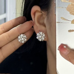 Boucles d'oreilles en perles d'eau douce naturelles de 4-5 mm, grappes de fleurs, flocon de neige, aiguille en alliage, style tempérament, polyvalentes pour femme - Product Image 2