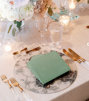 Menu du dîner unique Pastel Blush Gold Foil Fleurs en relief et chaque nom d'invité à la main Calligraphie Cartes de menu de mariage pliées