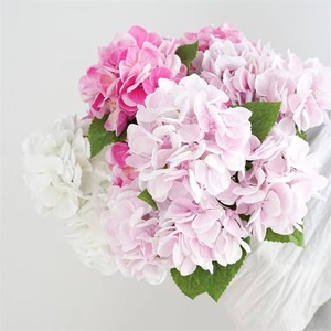 Nouveau design de bouquet de fleurs artificielles en soie, grandes hortensias, 5 têtes, blanc et rose, pour la décoration de la maison, les mariages et Noël - Product Image 1
