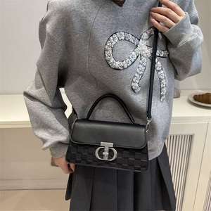 Sac à main en cuir à carreaux deux tons avec bandoulière à boucle en métal - Product Image 2