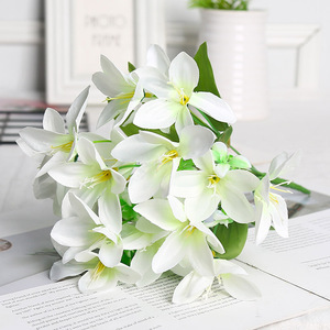 Centrotavola per Matrimoni e Decorazioni per la Casa, Fiori di Giglio in Seta Bianca, Bouquet Artificiale con 6 Steli - Product Image 1