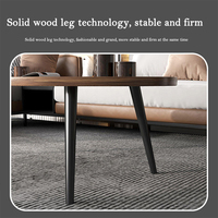 Table basse familiale simple et moderne de style nordique, type familial, plusieurs petites tables à côté du canapé, table basse ronde