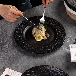 Plato Plano de Cerámica Sólida con Logotipo Impreso, Diseño Moderno y Simple, para Uso Comercial y Doméstico, para Filetes, Comida <span class=keywords><strong>Occidental</strong></span>, Plato de <span class=keywords><strong>Hotel</strong></span>, Negro y Blanco - Product Image 3