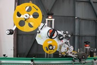 Machine d'étiquetage automatique Skilt pour l'étiquetage des boîtes à plat et sur le côté