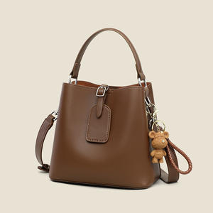 Sac à bandoulière seau Zenos élégant en cuir véritable pour femme, grande capacité, avec fermeture éclair, idéal pour les trajets quotidiens et la mode - Product Image 4