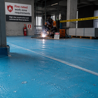Protection de sol en feutre de 36 pouces x 100 pieds pour travaux de peinture et de plâtrage, conforme aux exigences de zone de travail ignifugée pour la construction