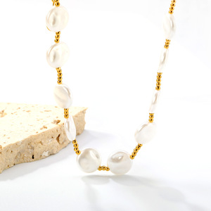 Collar de perlas para mujer, cadena de oro con cuentas blancas y moradas, joyería de moda para uso diario - Product Image 3