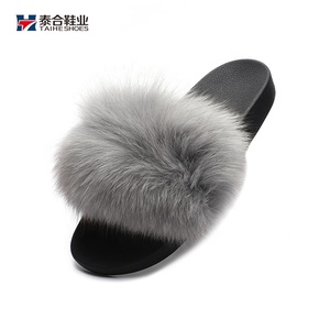 Vente en gros de pantoufles moelleuses pour la maison et les loisirs pour femmes tongs avec logo personnalisé semelle intérieure en poils de renard EVA/PU chaussure supérieure antidérapante - Product Image 3