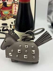 Nouveau sac Warhorse à rivets en stock, porte-clés pendentif 413 Pony, porte-clés tendance - Product Image 6