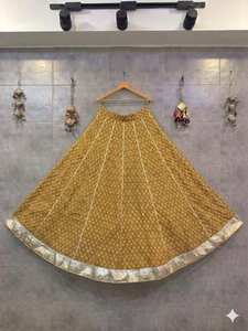 Lehenga Choli Tradicional con Estampado Marrón y Borde Dorado, Diseño Étnico para Navratri y Garba, Falda Festiva, Chaniya Choli - Product Image 2
