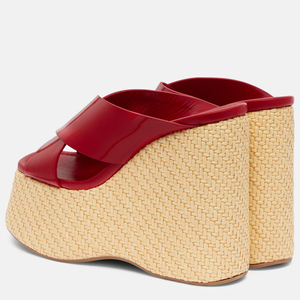 Mules à talons compensés hauts pour femmes, en cuir verni croisé, avec plateforme tressée, style escarpins à motifs en bois - Product Image 5