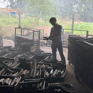 Charbon de sciure de bois de qualité professionnelle Expédition rapide Haute rétention de chaleur Sans étincelles Fabriqué au Vietnam Source d'usine - Product Image 1