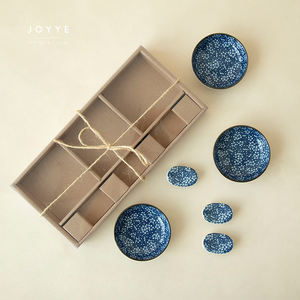 JOYYE Ensemble cadeau de vaisselle à sushi bleue et blanche en céramique japonaise 6 pièces Ensemble de service à sushi de style japonais - Product Image 1