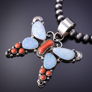 Colgante de mariposa con incrustaciones Navajo multipiedra de plata y Coral 4K10E Colgante de Plata de Ley 925 - Product Image 1