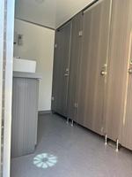 Remorque WC portable moderne d'extérieur très vendue avec lavabo et urinoir