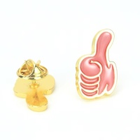 Großhandel Metall-Cartoon-Pins: Niedliche Daumen-hoch-Form-Abzeichen, Souvenir-Broschen aus Goldlegierung mit Emaille für Firmen-Jahresendbelohnungen – auf Lager