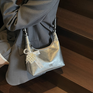 Bolso de Mano Plegado Plateado de Alta Gama, Bolso Tote Pequeño para Mujer, Nuevo Verano 2025, Bolso Bandolera con Cadena, Moderno y Versátil - Product Image 4
