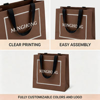 Sac en papier de luxe brun foncé avec poignée à fente en ruban gros-grain et logo en feuille d'argent pour marque de boutique OEM ODM