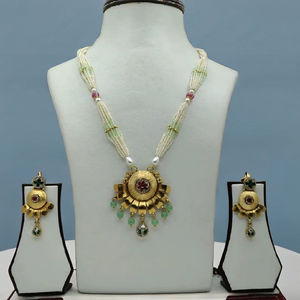 Ensemble de collier multi-brins en perles blanches plaqué or traditionnel avec pendentif floral de créateur orné de pierres vertes et roses et boucles d'oreilles assorties - Product Image 3