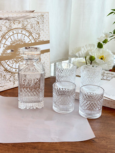 Ensemble de carafe à whisky européenne avec bouchon en verre et verres à vin gravés - Product Image 3