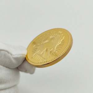 Pièce commémorative personnalisée en métal antique plaquée or en laiton, pièce de collection gravée et embossée - Product Image 1