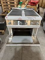 Cuisinière électrique professionnelle en acier inoxydable robuste avec 4 plaques chauffantes carrées et four, pour équipement de cuisine et de restaurant