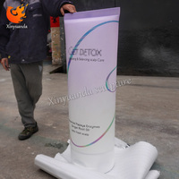 Sculpture géante personnalisée en fibre de verre pour l'affichage de produits cosmétiques, grand modèle de bouteille de soin de la peau pour l'affichage en magasin et la décoration d'événements