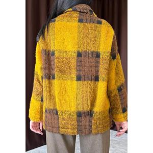 เสื้อโค้ทผ้าฟลีซลายสก๊อตสีมัสตาร์ดสำหรับผู้หญิง สไตล์ลำลองแบบฟูฟ่อง - Product Image 1
