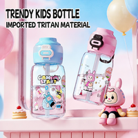 Bouteille d'eau en plastique Tritan de 700 ml avec paille 2-en-1 et couvercle à boire directement, ouverture à une touche, anti-fuite pour enfants et voyages