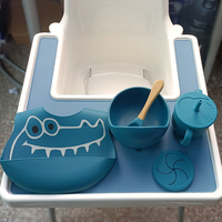 Set de alimentación de silicona para bebé, kit de vajilla con diseño estampado, babero, tazón y cuchara con vaso con pajita