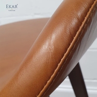 Tabouret de bar sculptural en noyer EKAR Oslo avec siège en cuir noir profilé
