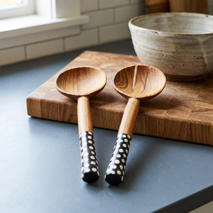 Ensemble de 2 cuillères à salade en bois mignonnes, manche à pois noir et blanc, ustensile de cuisine pour la maison, couverts de table - Product Image 1